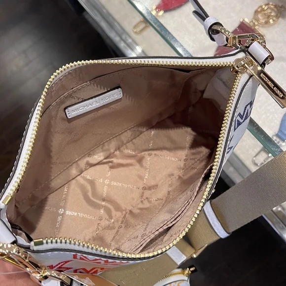 MICHAEL KORS
Jet Set Logo Crossbody Bag with Case for Apple
AirPods Pro

NWT - Picture 3 of 16